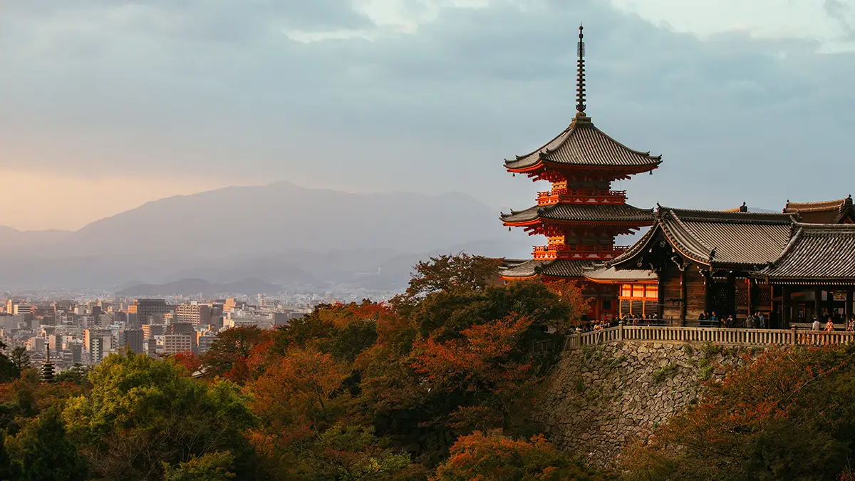 Temple Kiyomizu-dera à Kyoto au coucher du soleil
