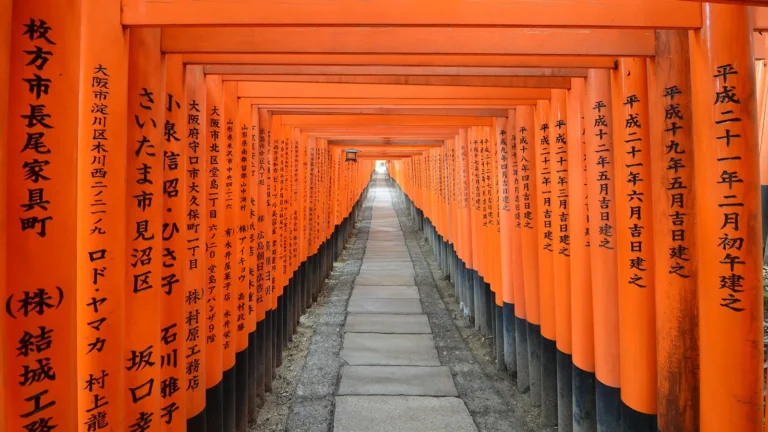 Torii rouges du sanctuaire Fushimi Inari à Kyoto au Japon