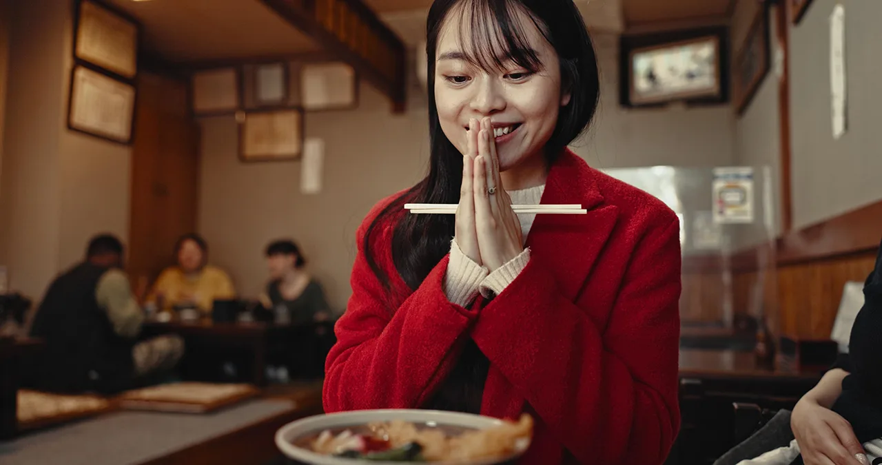 Femme japonaise disant itadakimasu avant de manger dans un restaurant au Japon